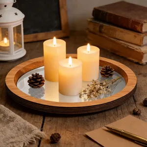 Plateau de bougie miroir en bois avec bougies piliers et pommes de pin pour la déco.