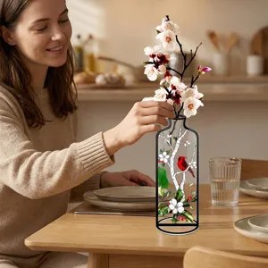 Λεπτομέρεια διακοσμητικού βάζου βιτρό, με όμορφο μοτίβο κόκκινου πουλιού καρδινάλιου και κλαδί.