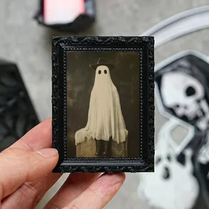 Gros plan détaillé de l'aimant de cadre photo fantôme rétro pour déco d'Halloween.