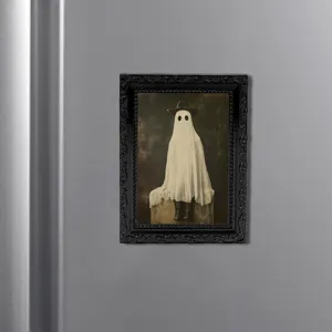 Cadre photo aimanté de réfrigérateur fantôme d'Halloween avec design vintage noir.
