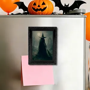 Cornice strega Halloween per frigorifero dettaglio con decorazione festiva spettrale.