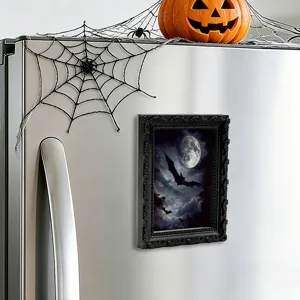 Primer plano detallado del marco de foto magnético de Halloween con escena de murciélago.