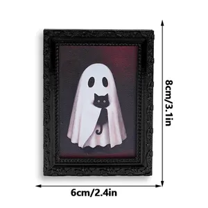 Vue detaillee du cadre photo magnetique de refrigerateur fantome chat noir d'Halloween.