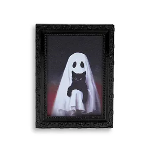 Détail en gros plan du cadre photo magnétique décoratif chat noir fantôme 3D d'Halloween.