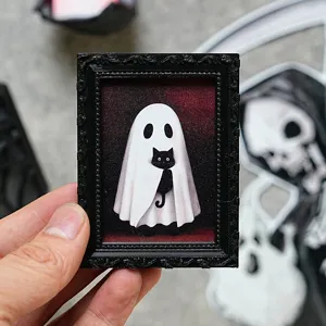 Gros plan detaille du cadre photo magnetique Halloween fantome 3D avec decor de chat.