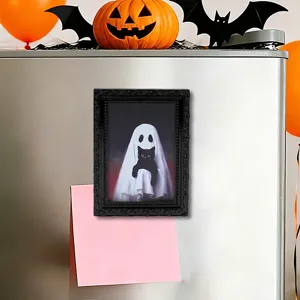 Vue détaillée du cadre aimanté de réfrigérateur chat noir fantôme 3D Halloween en scène.
