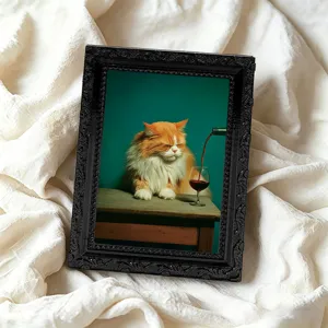 Nahaufnahme Detailansicht eines lustigen Katzen Kühlschrankmagneten im Vintage Bilderrahmen.