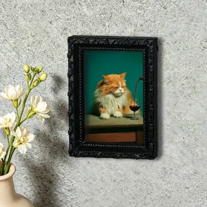 Detailansicht des retro schwarzen Bilderrahmen Kühlschrankmagneten mit einem lustigen Katzenbild.