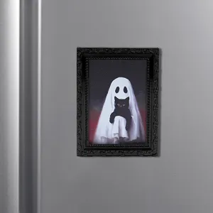 Vue détaillée d'un aimant de réfrigérateur chat noir fantôme d'Halloween avec cadre noir.