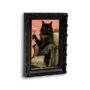 Nahaufnahme des dekorativen Kühlschrankmagneten mit schwarzer Katze im feinen Retro-Rahmen.