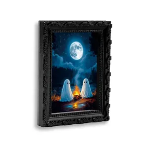 Primo piano del magnete da frigo di Halloween a tema fantasma con cornice nera decorata.