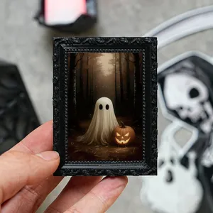 Primo piano dettaglio della cornice magnetica fantasma di Halloween adesivo frigo.