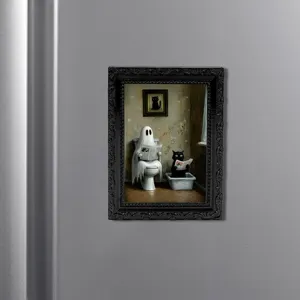 Gros plan sur le détail du drôle de fantôme d'Halloween et du chat noir aimant de réfrigérateur.