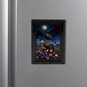 Calamita per frigorifero corvo Halloween dettaglio, cornice nera con arte della luna.