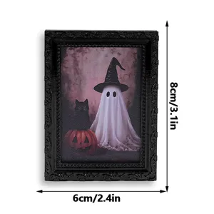 Vue détaillée du cadre photo aimant de réfrigérateur fantôme d'Halloween vintage noir.