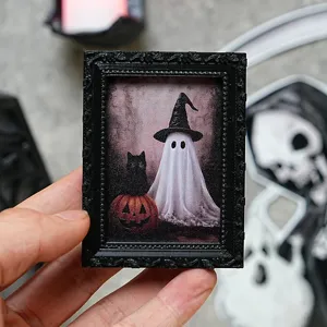 Détail rapproché du cadre photo magnétique de réfrigérateur fantôme d'Halloween pour déco