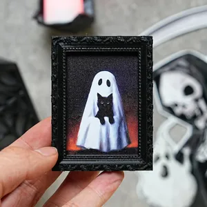 Halloween 3D fantôme aimant de réfrigérateur gros plan, cadre vintage noir détail, fête déco.