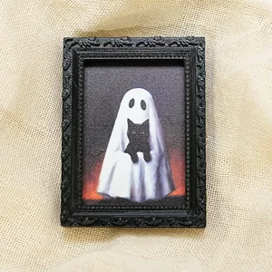 Gros plan détaillé du cadre photo aimanté chat fantôme d'Halloween avec bordure sculptée noire.