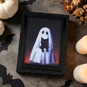 Détail cadre photo aimant réfrigérateur chat fantôme Halloween, cadre noir vintage.