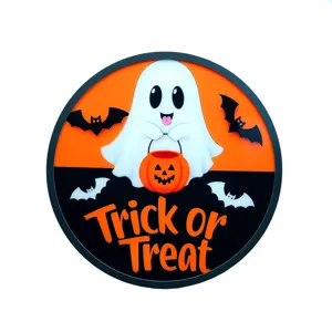 Dettaglio insegna sospesa luminosa di Halloween con simpatico design di fantasma e zucca.