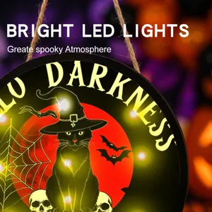 Segno sospeso LED di Halloween tondo in legno con design di gatto spettrale per feste.