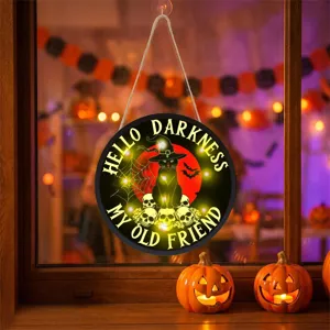 Dettaglio insegna sospesa illuminata di Halloween, placca da parete rotonda con gatto per festa.