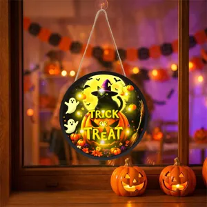 Dettaglio cartello sospeso di Halloween con gatto nero luminoso e cappello da strega.