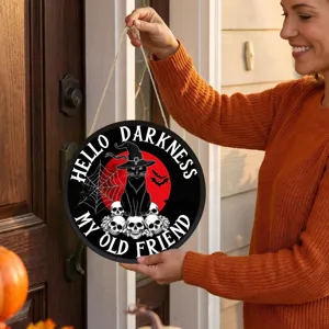 Cartello rotondo di Halloween in legno con gatto nero e teschi, ideale per decorare porte.