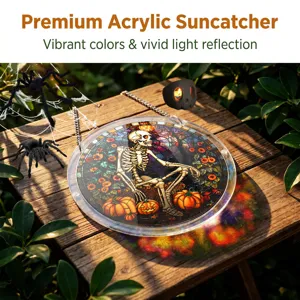 Attrape-soleil en acrylique Halloween détail avec motif squelette et citrouille coloré suspendu.