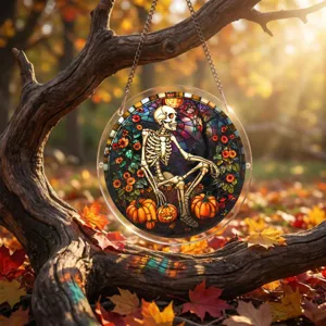 Gros plan détaillé du attrape-soleil squelette d'Halloween suspendu à une branche.