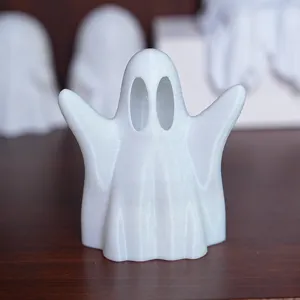 Weiße 3D gedruckte Geisterfigur, süße Halloween Party Deko und schöne Tischdekoration.