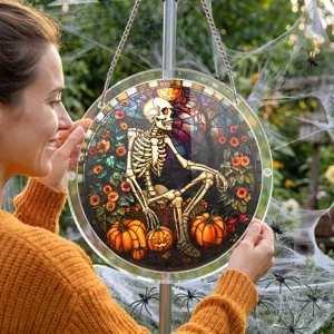 Vue détaillée du capteur de soleil squelette en vitrail d'Halloween, pendentif en acrylique.