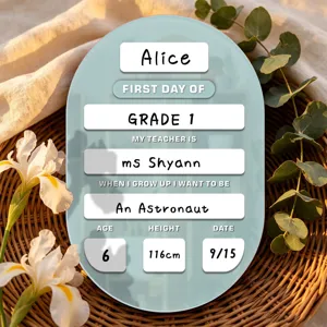 Gepersonaliseerd acryl bord detail voor eerste schooldag met klas en naam display.