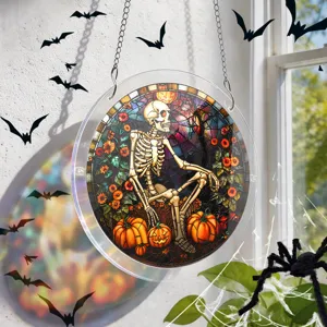 Décoration suspendue attrape-soleil en acrylique d'Halloween avec squelette et citrouille.