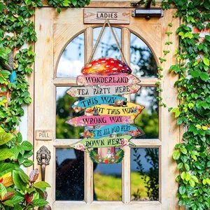 Détail de panneau suspendu en bois sur le thème d'Alice, déco de fête, champignon.