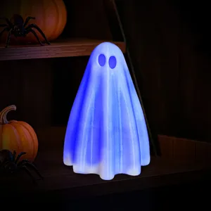Detailaufnahme des leuchtenden Geistes, Halloween-Dekoration auf Holzregal mit Requisiten.