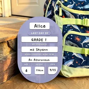 Gedetailleerd overzicht van het gepersonaliseerde acryl bordje voor de eerste schooldag als rekwisiet.