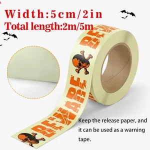 Detailaufnahme des leuchtenden Halloween-Warnbandes mit Totenkopf-Motiv und Text, 5 cm Breite.