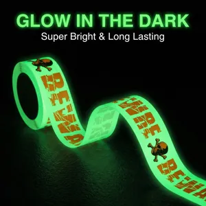 Detailansicht des Leuchtbandes, fluoreszierendes Warnband mit Totenkopfmuster und starkem Effekt.
