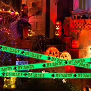 Detailansicht des Halloween Leuchtwarnbandes, gruseliger Warnkleber mit Totenkopfmuster.