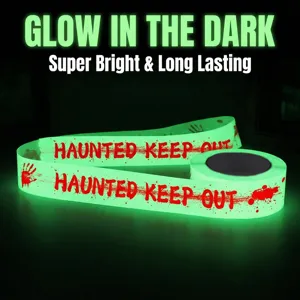 Leuchtendes Halloween Absperrband Detailansicht mit fluoreszierendem Text und blutigen Händen.