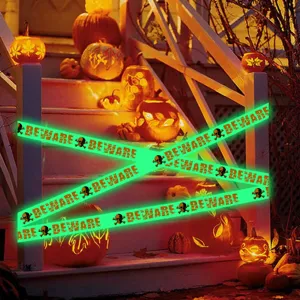 Halloween Leuchtend Warnband Detail zeigt lumineszierenden Totenkopf Aufkleber Effekt.