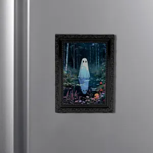 Nahaufnahme Detailansicht des gruseligen Halloween Geister Bilderrahmen Kühlschrankmagneten.
