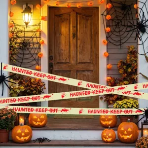 Halloween Warnband Detail zeigt leuchtendes Vorsicht Design fur gruselige Party Dekoration.