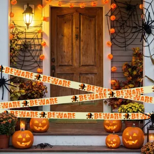 Halloween Absperrband Detail mit gruseligem Warntext und Totenkopf Motiven für Party.