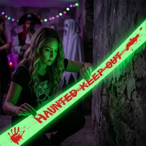 Halloween leuchtendes Absperrband Detailaufnahme mit fluoreszierendem gruenem Streifen.