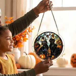 Halloween schwarze Katze Acryl Fenster Deko Hänger Sonnenfänger mit einer Metallkette.