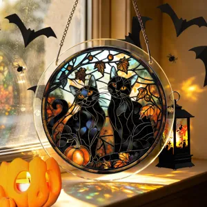 Halloween Acryl Sonnenfänger Detail mit schwarzen Katzen und Kürbissen am Fenster.