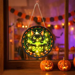 Cartello sospeso gatto nero luminoso Halloween vista dettaglio, ideale decorazione festa.