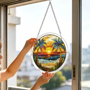 Vue detaillee d'un attrape-soleil en acrylique avec coucher de soleil tropical et palmier.
